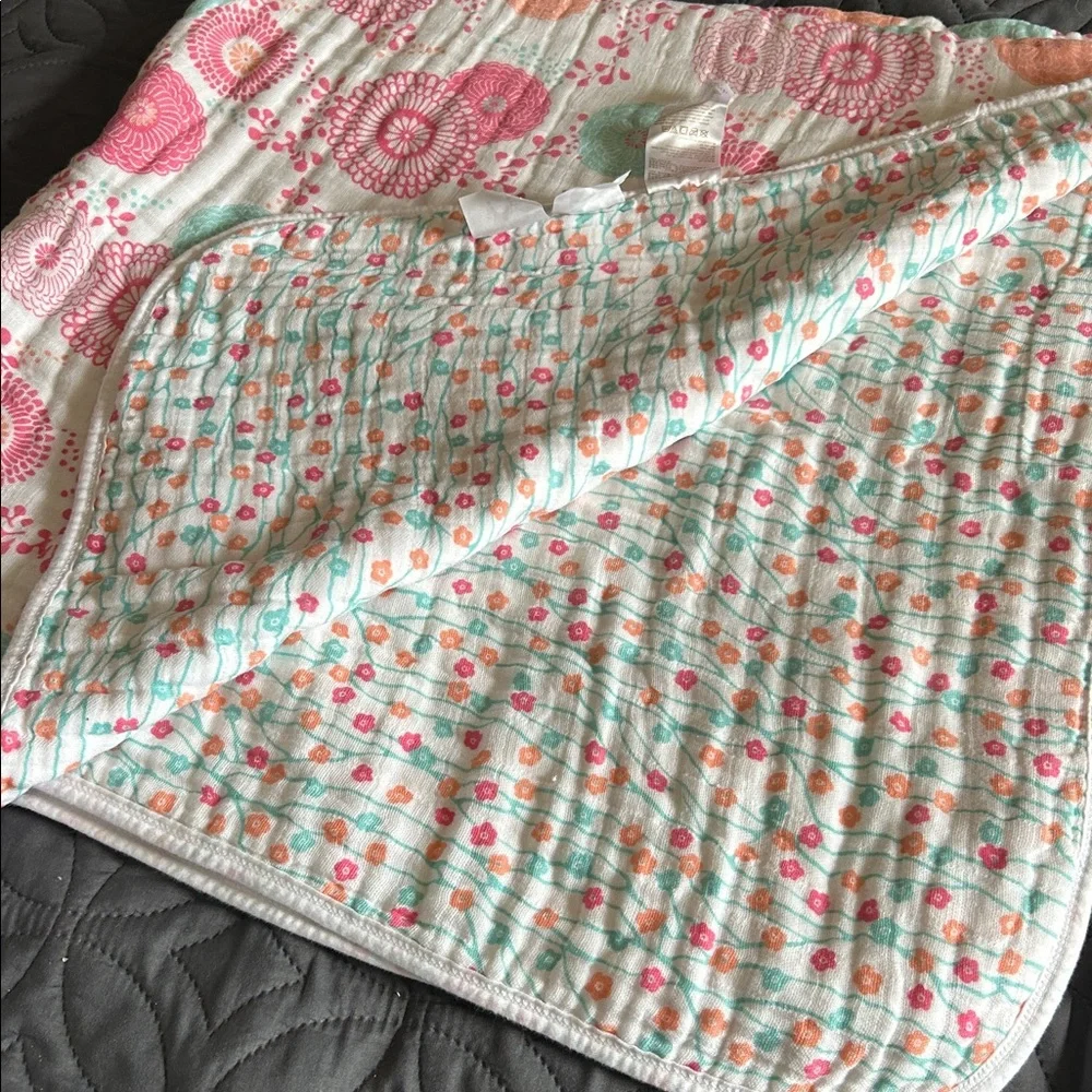 Tea for little citizens of the world blanket floral pink white Quilt